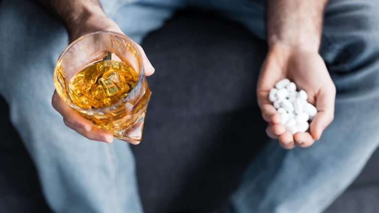 Mësoni se a mund të pini alkool teksa përdorni antibiotikë