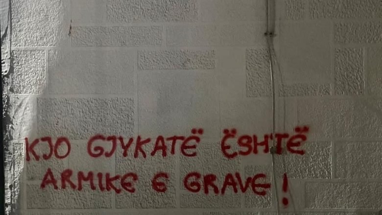 Kolektivi për Mendim dhe Veprim Feminist mbush me mbishkrime mure e Gjykatës Themelore në Pejë