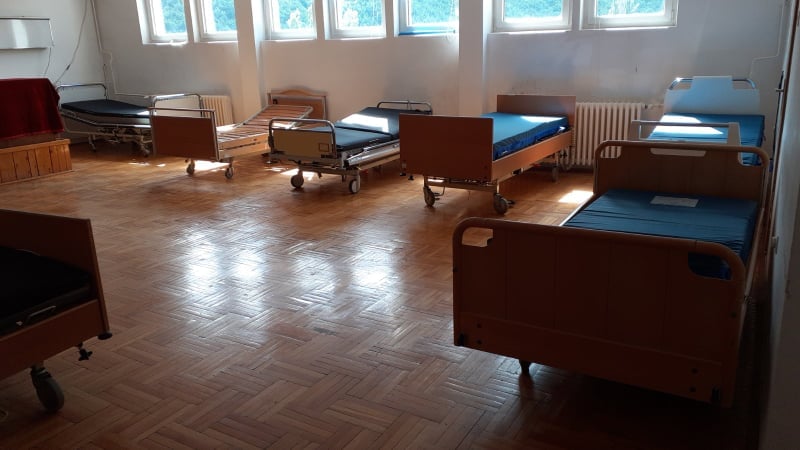 Në Spitalin e Pejës: Sallat e takimeve mbushen me shtretër për pacientët me COVID