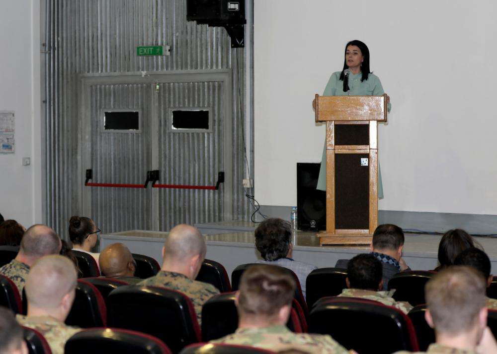 Vasfije Krasniqi rrëfen historinë e saj para të pranishmëve në kampin Bondsteel