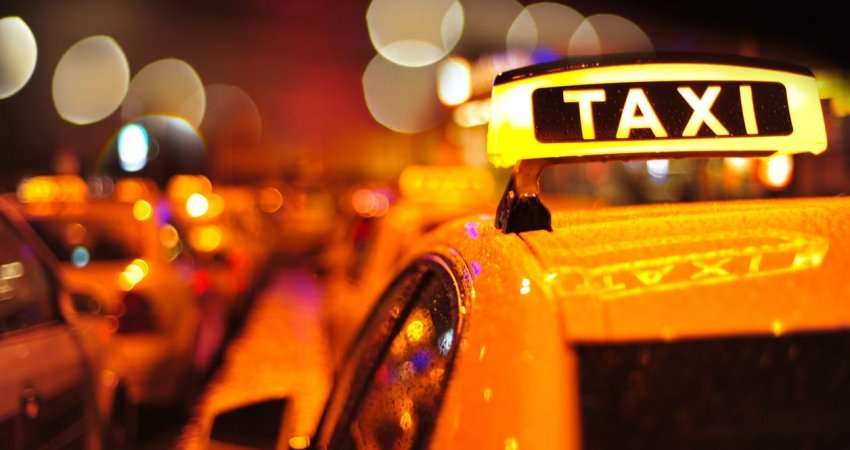 Prishtinasi i armatosur ia grabiti 90 euro një taksistit