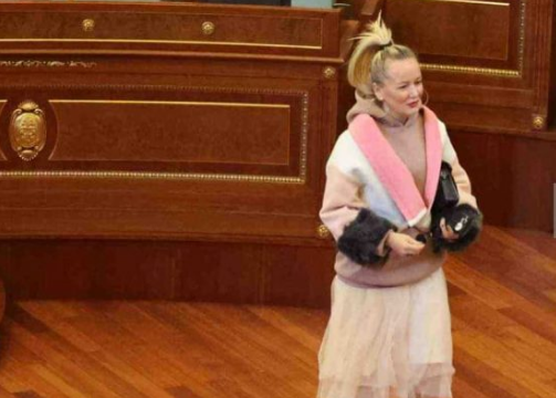 “Ku je nis kështu oj lop..!”/ Adriana Matoshi fyhet rëndë, shkak veshja e saj në Kuvend