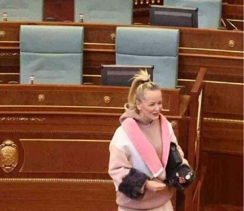 Befason Adriana Matoshi, ja si hyri në Kuvendin e Kosovës