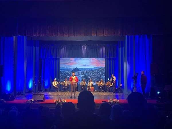 Ansambli kombëtar i këngëve e valleve mbajti koncert në Gjakovë