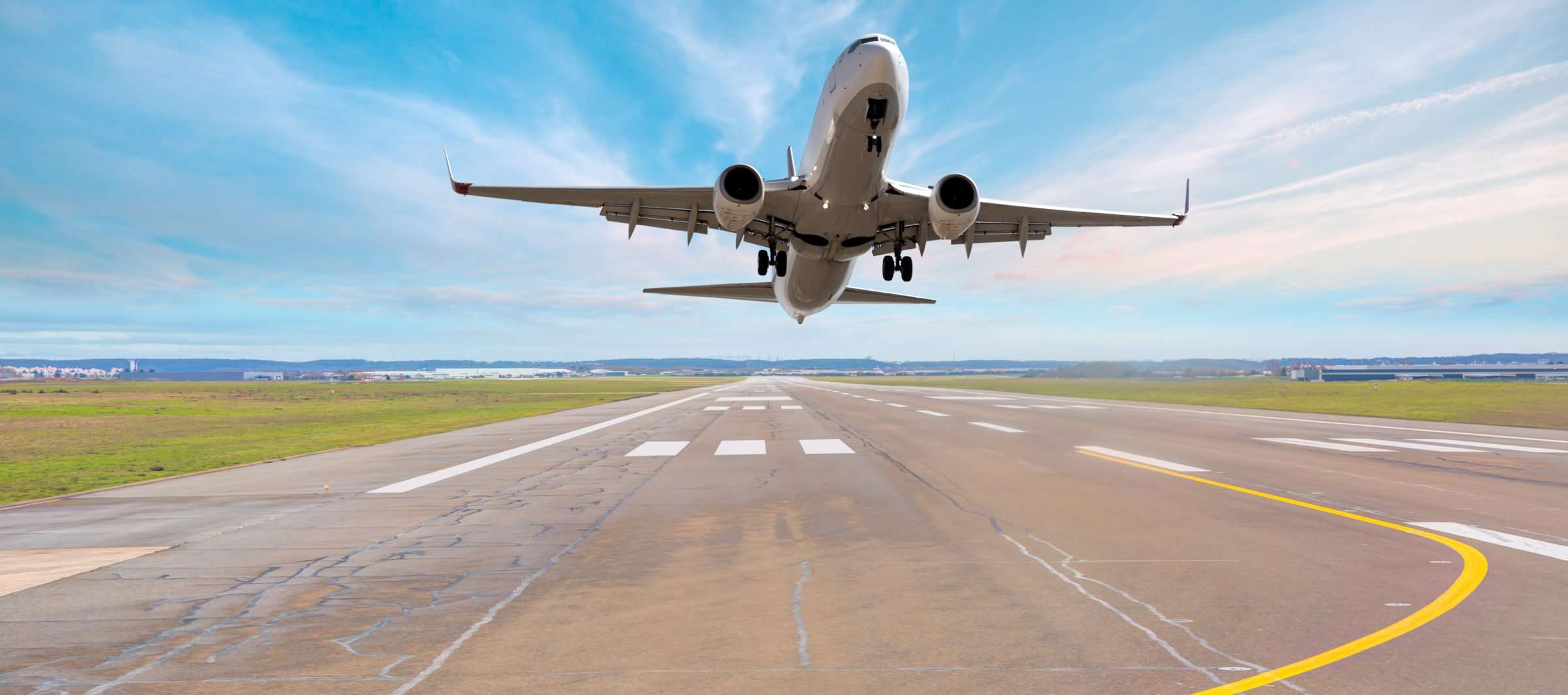 Aeroplani bëri ulje të fortë, stjuardesa thyen unazën e shpinës