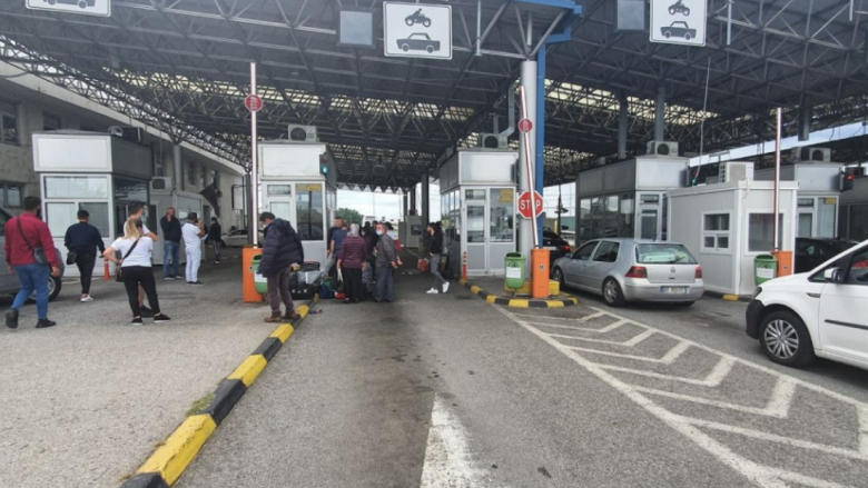Vazhdojnë kolonat në pikat kufitare të Maqedonisë së Veriut