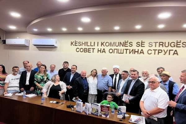 ​“Drita e Gonxhës” dhuroi freski mbi dallgët liqenore të Strugës
