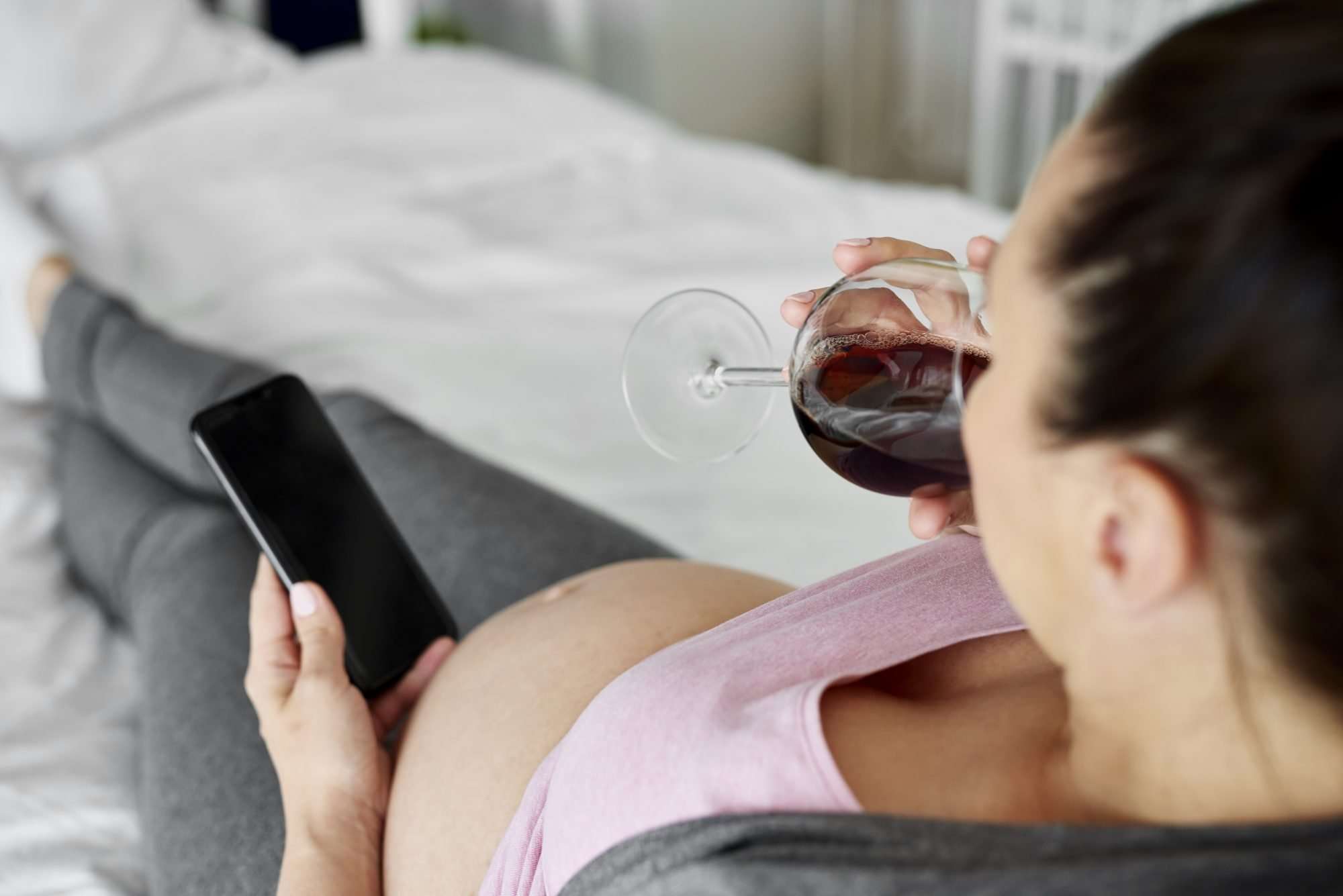 Pirja e alkoolit gjatë shtatzënisë mund të ndryshojë strukturën e trurit të foshnjës