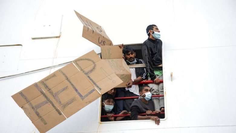 Anijet e shpëtimit me rreth 500 emigrantë mbërrijnë në Itali pas një rrugëtimi të vështirë