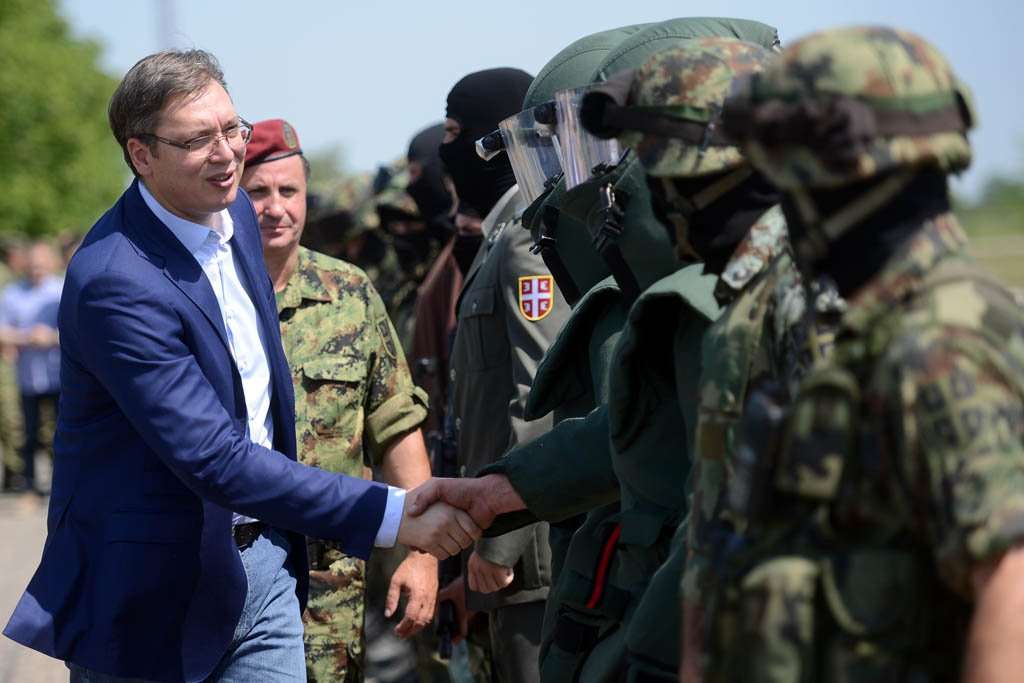 Eksperti i sigurisë: Anglia e paralajmëroi Serbinë se nëse zhvillon aktivitete ushtarake në Kosovë, 70 mijë trupa angleze do të shkonin në Beograd