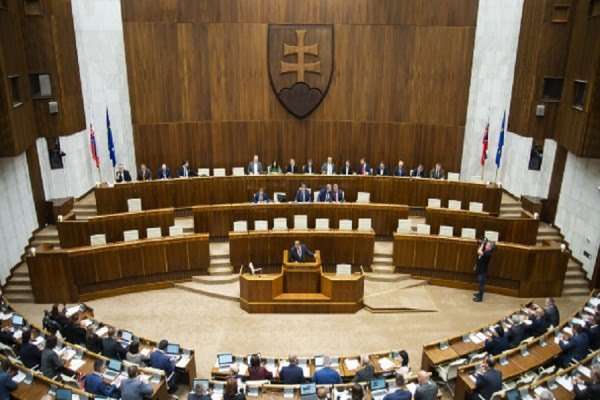 ​Sllovaki: Shtyhet votimi për fatin e qeverisë së kryeministrit Heger