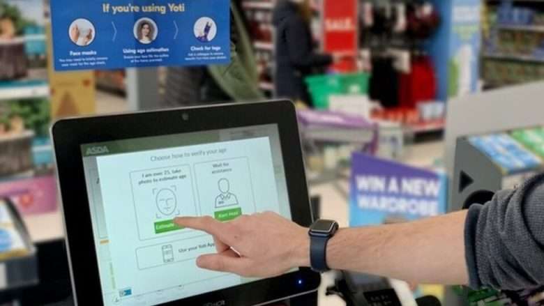 Kamerat e supermarketeve në Mbretërinë e Bashkuar fillojnë testimin për të gjetur moshën e blerësve të alkoolit