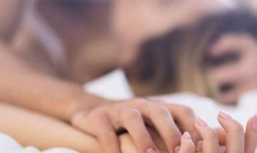 Çfarë është ‘loja e poshtërimit’ në shtrat dhe pse disa njerëz e pëlqejnë shumë