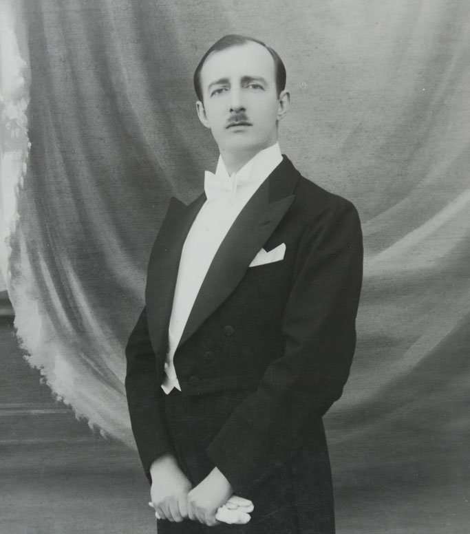 Times-Gazette (1929) / Giuseppe Falgari, berberi personal i Zogut, ruhet nga dy roje të armatosura kur rruan mbretin 