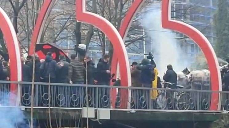 Po shkonte drejt selisë blu, gazi lotsjellës largon Berishën dhe protesuesit