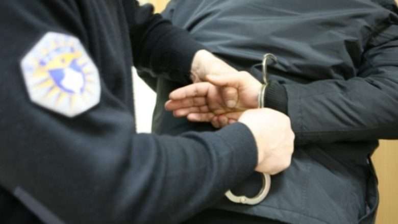 ​Vidhte në vazhdimësi pije alkoolike, arrestohet