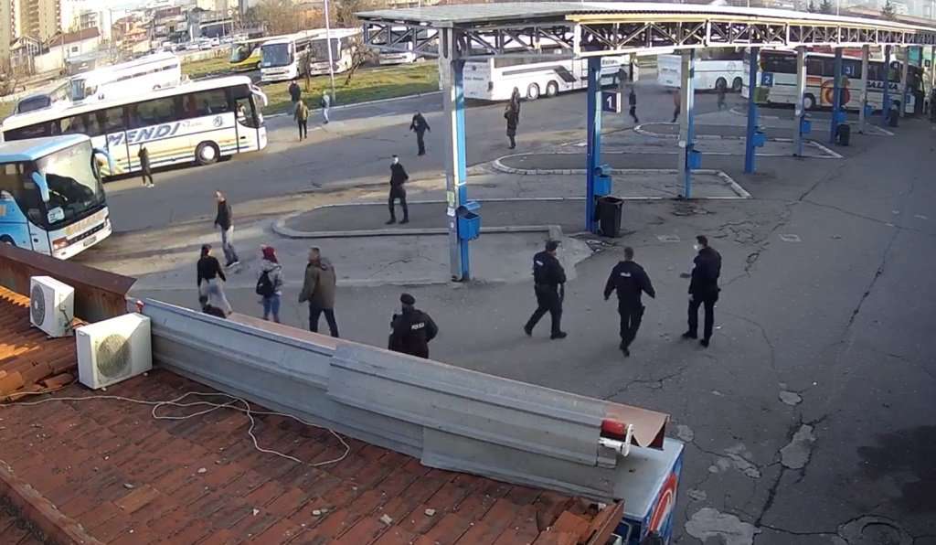“Alo, ka bombë në Stacion“, eksperti i sigurisë komenton alarmet e rrejshme, tregon çka duhet të bëjë shpejtë Policia 