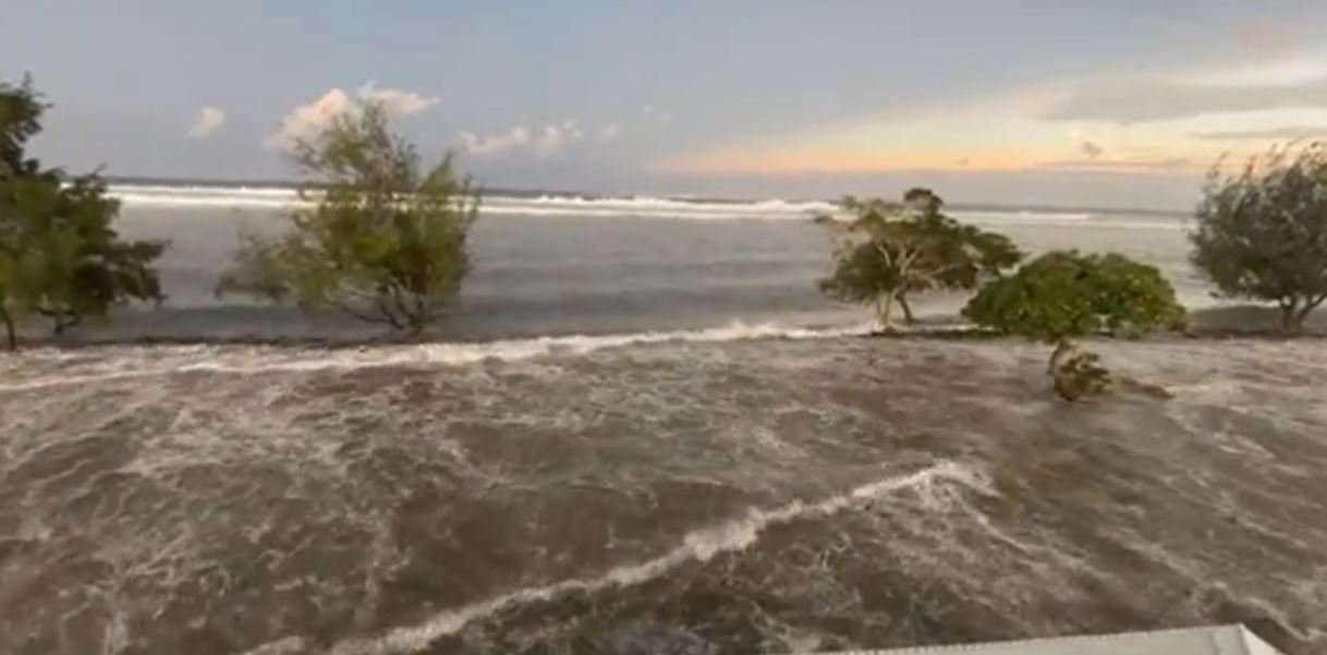 Tonga goditet nga valët e detit pas shpërthimit të vullkanit 