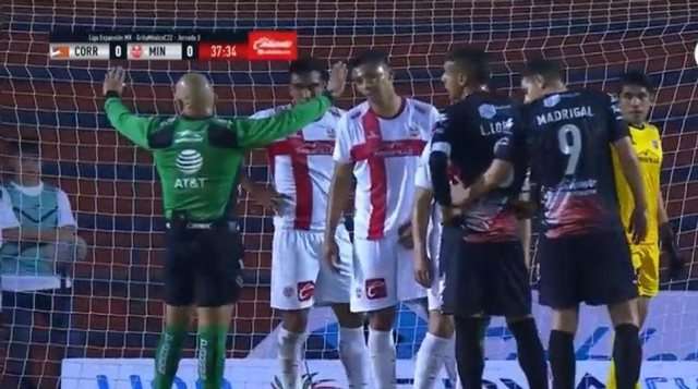 Një ndodhi e pazakontë, arbitri ndërpret ndeshjen