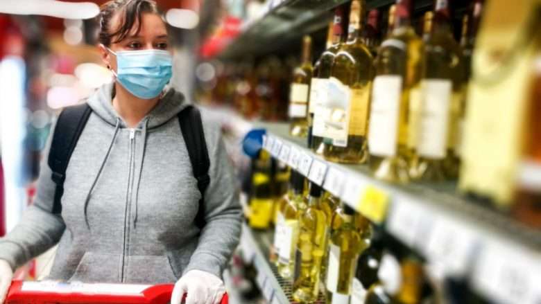 A i vret alkooli vërtet bakteret dhe viruset? Le të ngremë gotat tona dhe të bëjmë një dolli