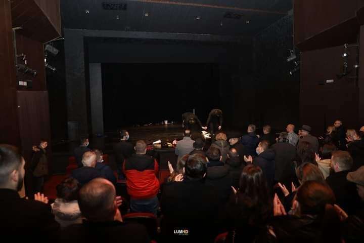 Shfaqja “Hollyshit”, jashtë konkurrencës zyrtare, mirëpritet nga publiku gjilanas