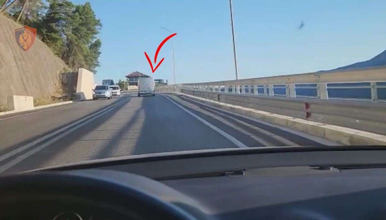 Kishin mbushur furgonin me emigrantë të paligjshëm, ndalohen dy persona! Ja çfarë iu gjet gjatë kontrollit