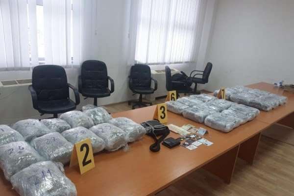 Ndalohen me 18 kg marihuanë, dy të arrestuar