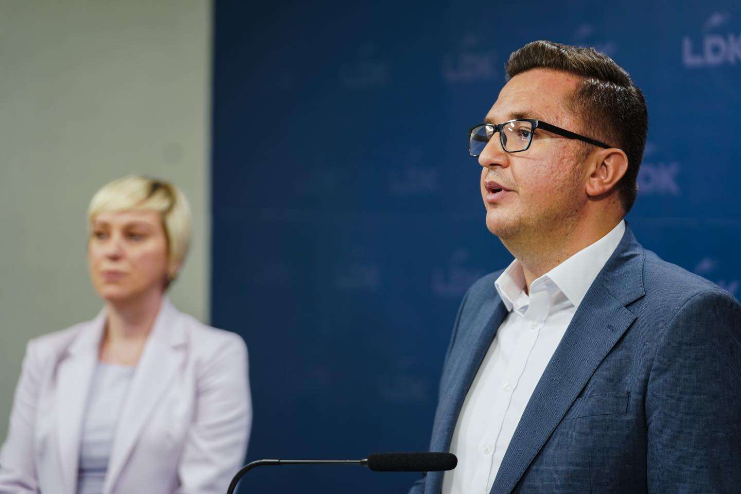 Mustafa: Gjysmë milioni euro konfiskohen nga policia në WC-në e një aktivisti të VV-së