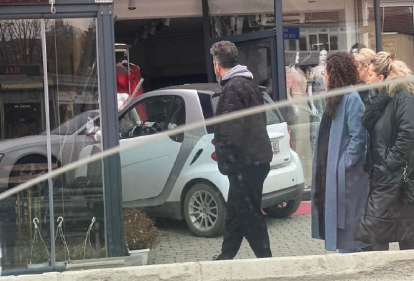 Aksident në Prishtinë, vetura hyn brenda në lokal