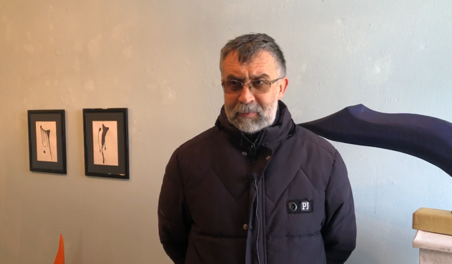 “Dialog” mes bojës e drurit, Gentian Zeka ekspozitë në galerinë “Lasgush Poradeci”