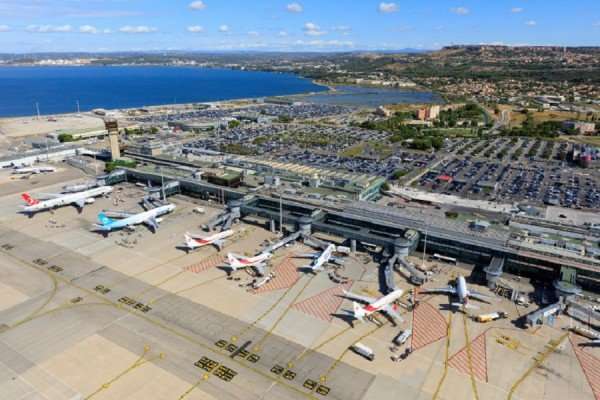 ​Rrëmben aeroplanin në Itali, aterron në Francë
