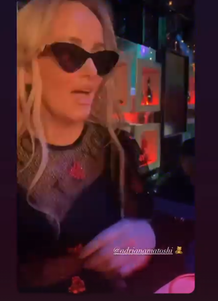 Adriana Matoshi shijon jetën e natës, ndërsa duket atraktive në veshje transparente