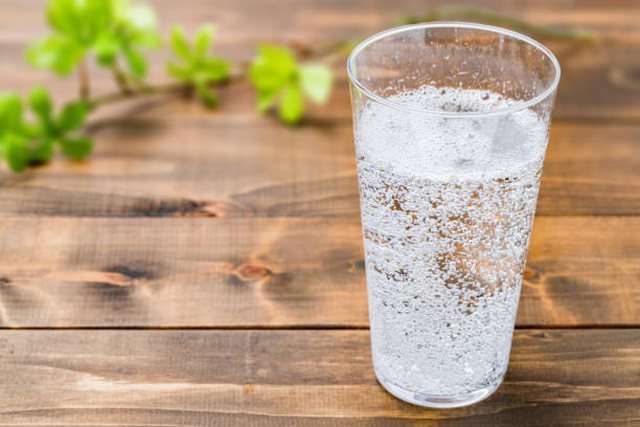 Uji me gaz ju bën dëm? Zbuloni të vërtetën sipas studimit