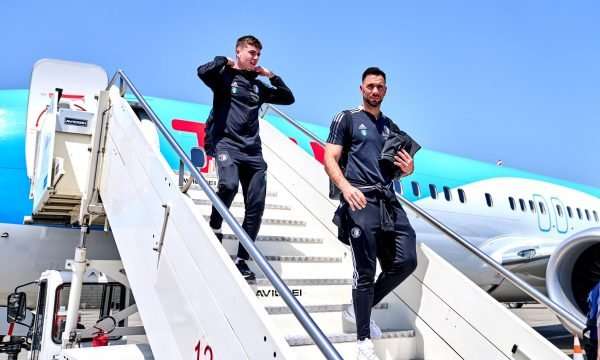 Aeroplani i Feyenoordit mbërrin në Tiranë