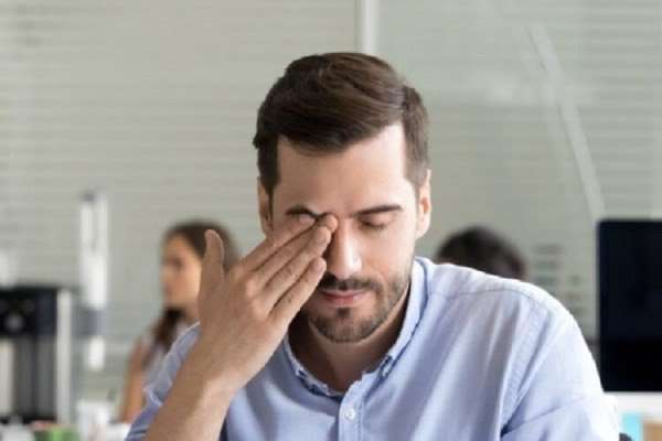 ​Pse fërkimi i shpeshtë i syve është zakon i keq?