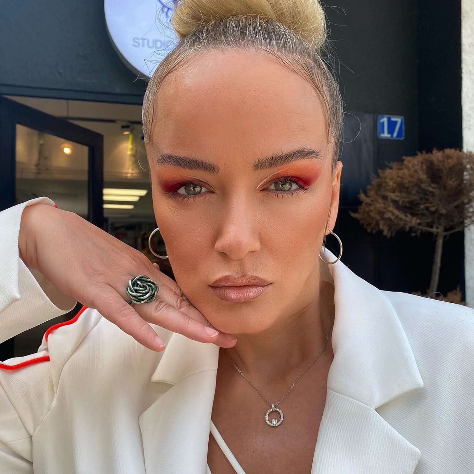 Adriana Matoshi merr vëmendje me pamje elegante duke bërë shqiponjën