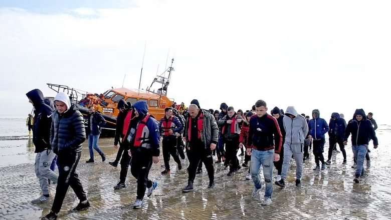 Tabloidi britanik Daily Mail ‘çmonton’ Edi Ramën për emigrantët: Korrupsion kudo, kostoja e jetesës në qiell