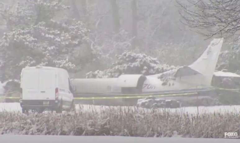 Rrëzohet aeroplani me tre njerëz dhe 53 qen në të – shpëtojnë mrekullisht