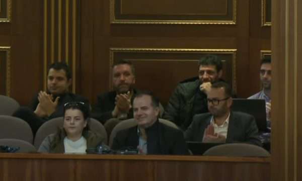 Vasfije Krasniqi kthehet në Kuvend si vizitore, deputetët në këmbë e duartrokasin