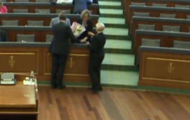 Adriana Matoshi e befason me lule në kuvend Mimoza Kusarin