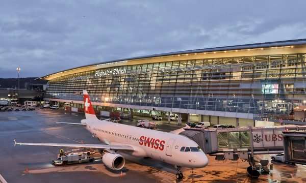 Tymi kaplon një aeroplan në Cyrih, evakuohen udhëtarët