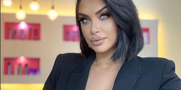 Çiljeta publikon foto nga mosha 18 vjeçare