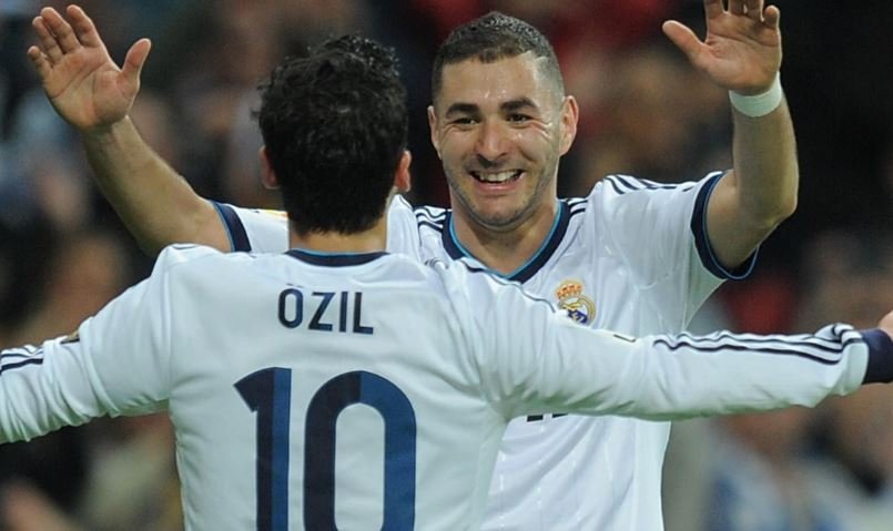Ozil “i mahnitur” nga performacnat e Benzemas