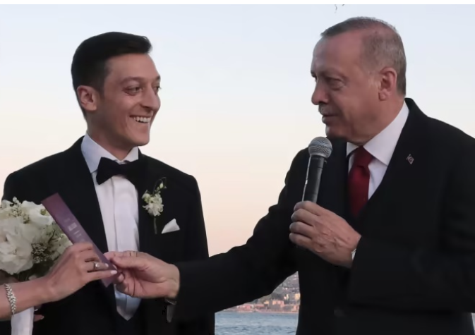 Ozil i hyn politikës, do të bëhet kandidati i partisë në pushtet për parlamentin turk