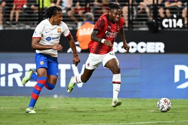 Leao në formë, por Ansu Fati është ai që shënon, Barcelona mund Milanin