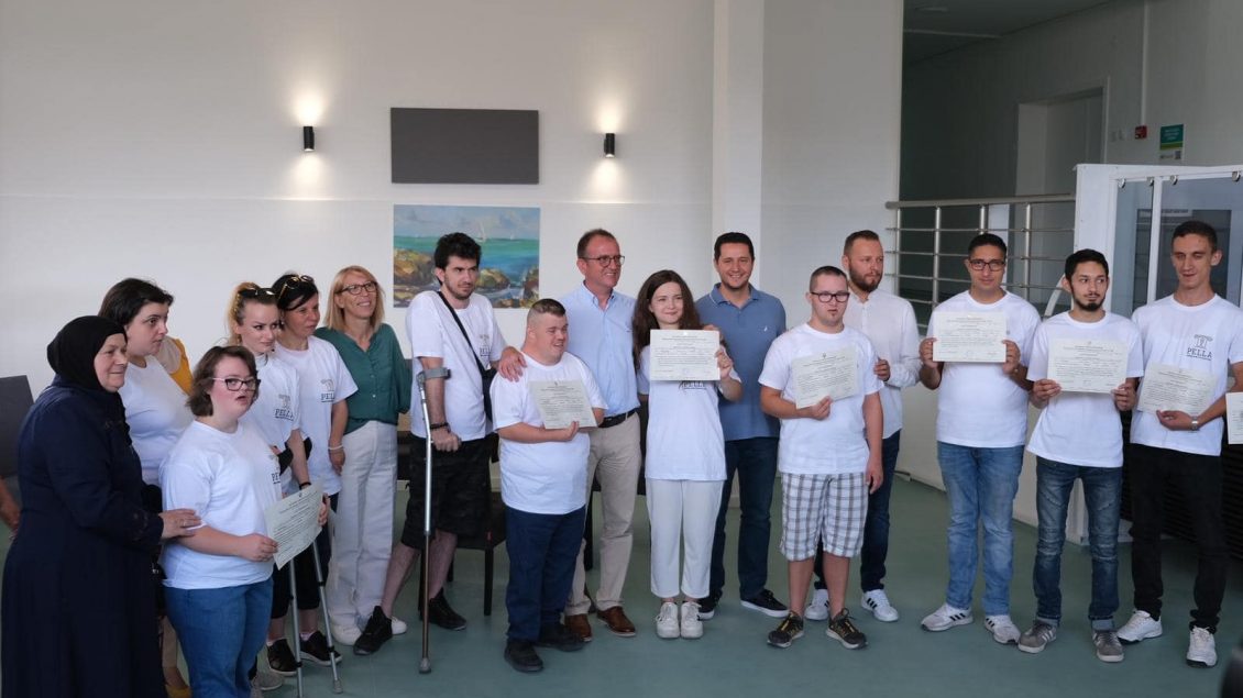Gostivar, personat me nevoja të veçanta pajisjen me certifikata