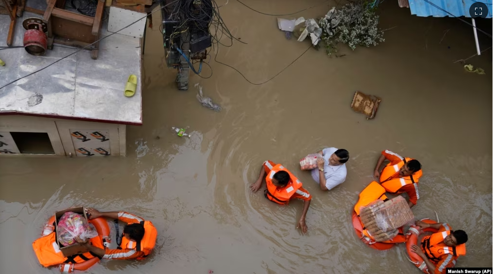 Të paktën 24 të vdekur nga vërshimet dhe rrëshqitja e dheut në Indi