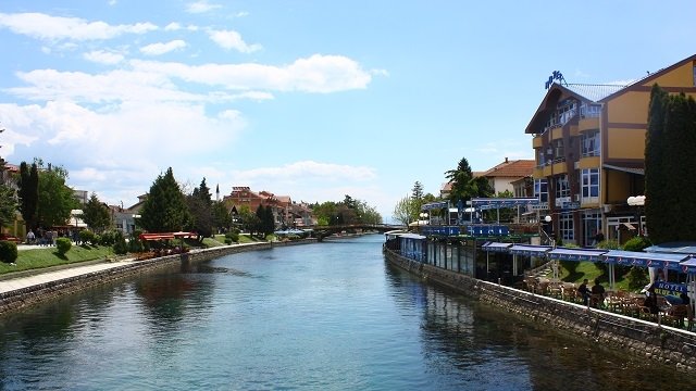 Sezoni veror drejt përfundimit, plazhet në Strugë janë gjysmë të zbrazëta