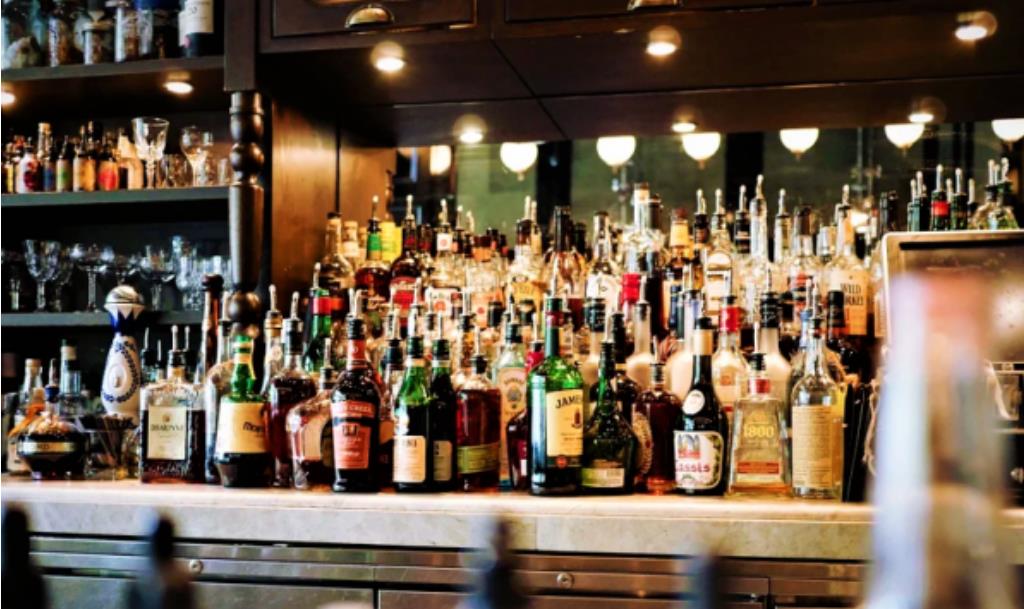 Stambolli ndalon alkoolin në hapësira publike