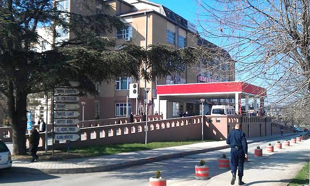 “Prej zhurmës as me flejt nuk po mundemi”, pacientët e Kirurgjisë në QKUK në hall nga zhurma e hilltit